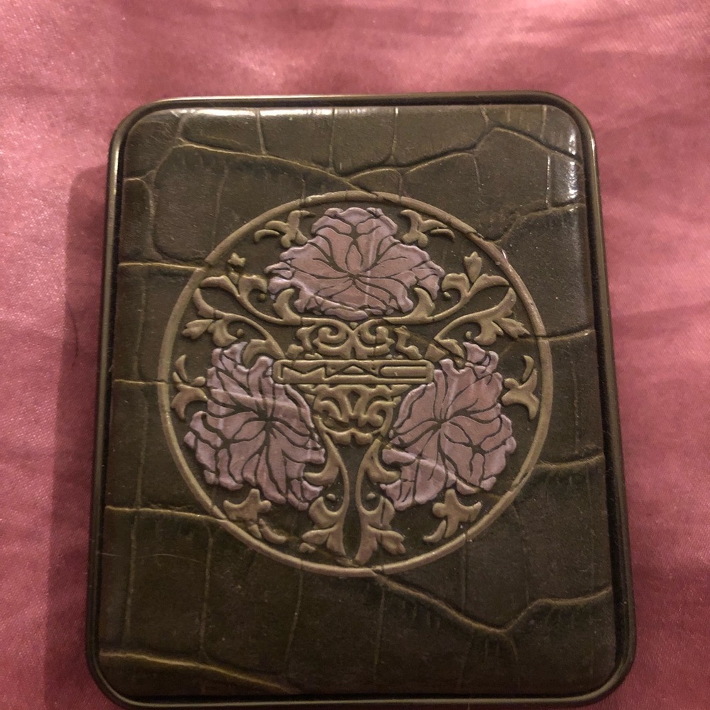 Mac Limited Edition compact. - Picture 2 of 4
